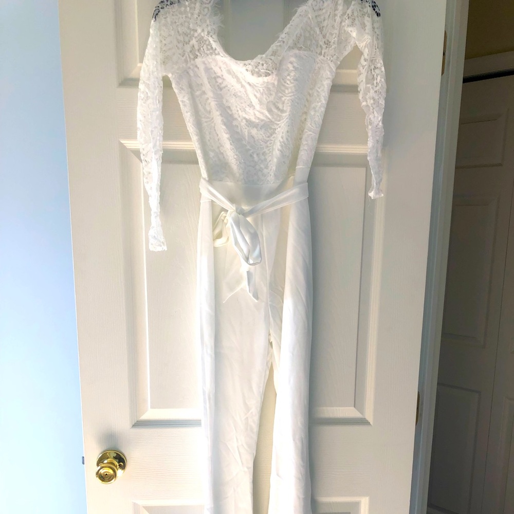 White jumper lace on the top . Brand new never worn - didn’t fit me.